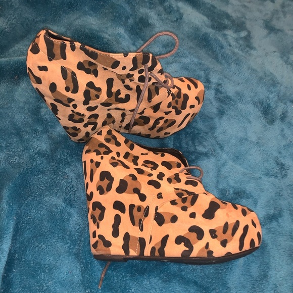 Leopard print wedge bootie - Picture 3 of 3